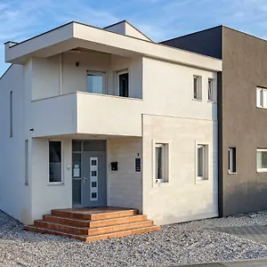  Apartment Peti